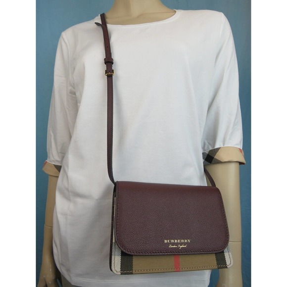 $910 BURBERRY HAMPSHIRE BURGUNDY LEATHER HOUSE CHECK SMALL CROSSBODY CLUTCH BAG - Picture 5 of 12